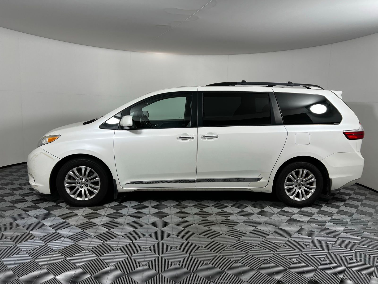 Thumbnail: 2016 Toyota Sienna - 8