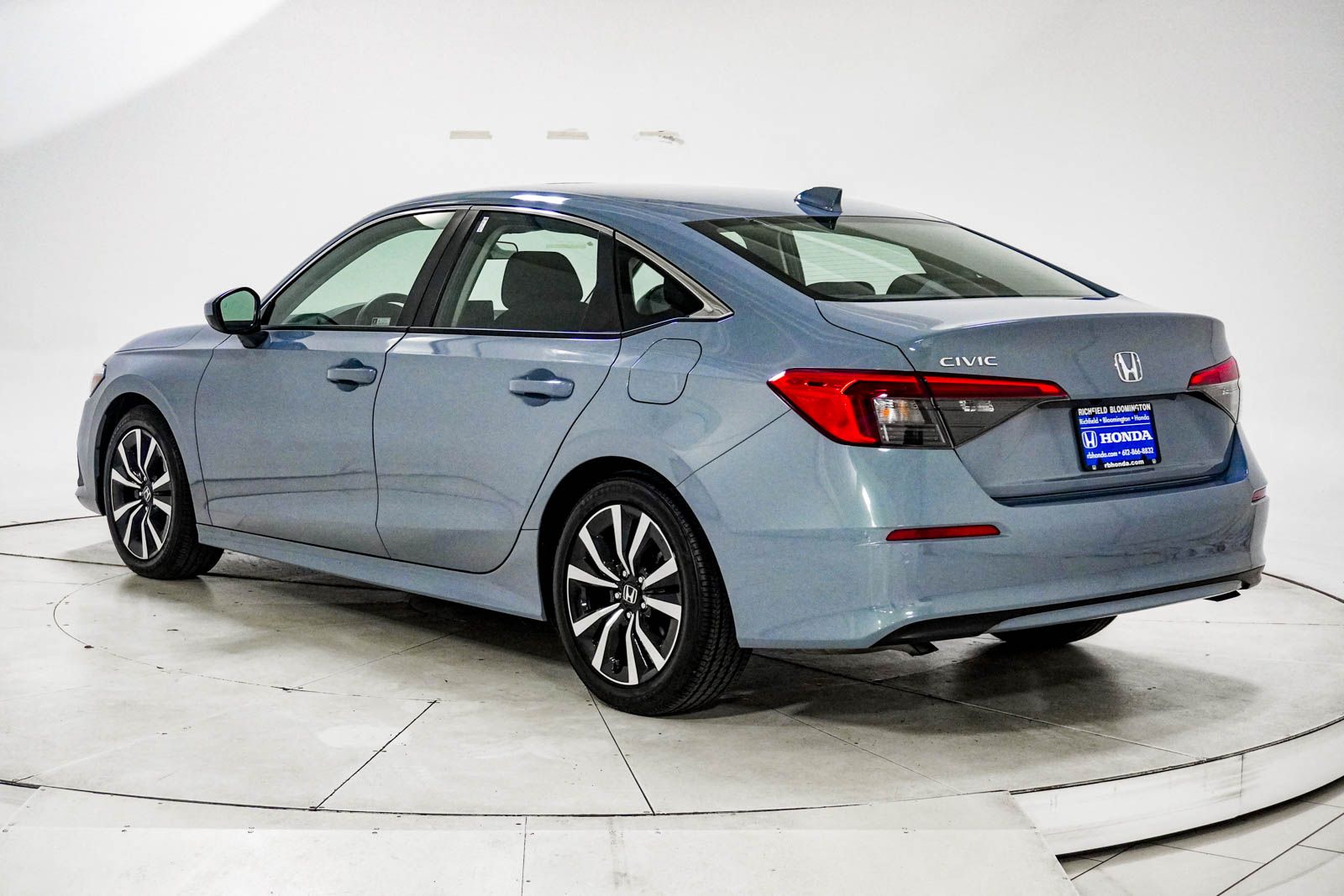 View vehicle photo 6