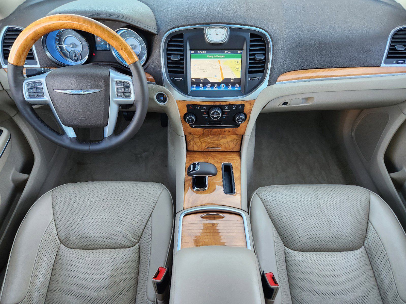 2013 Chrysler 300C Base 32