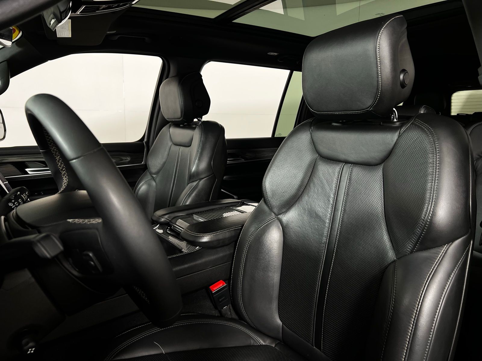 Thumbnail: 2022 Jeep Wagoneer - 13