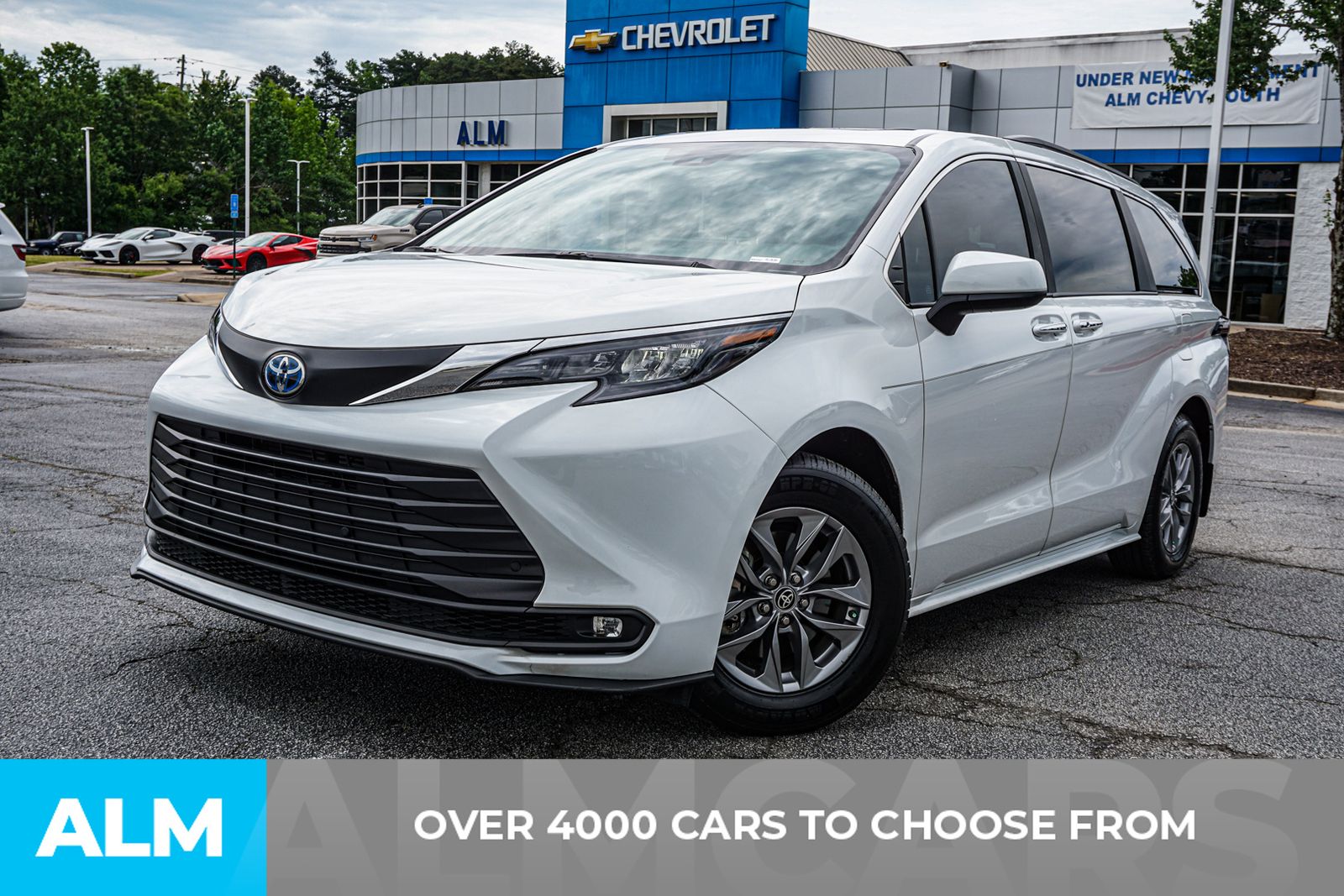 Used 2025 Beige Toyota XLE image 3
