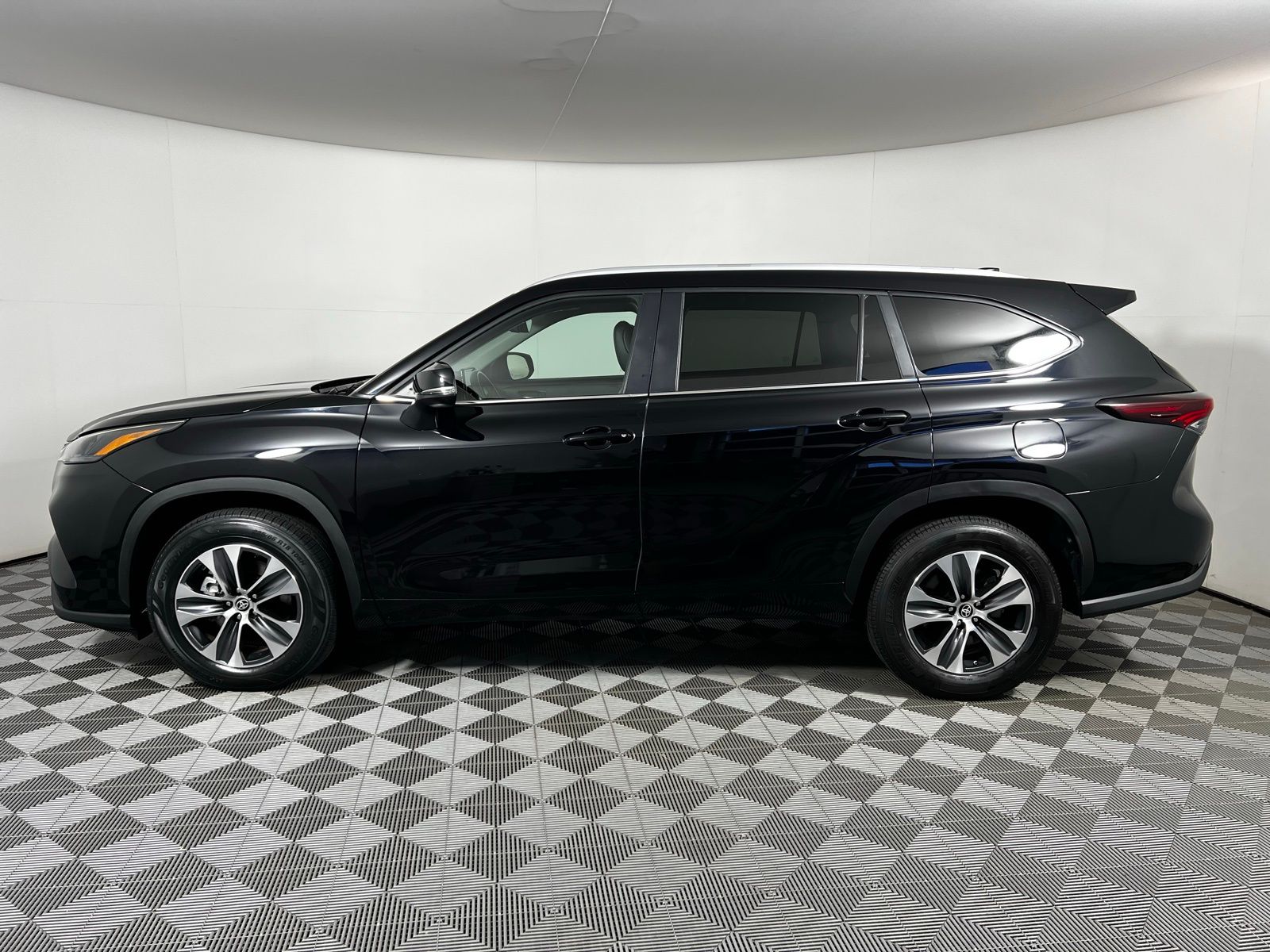 2024 Toyota Highlander XLE 8
