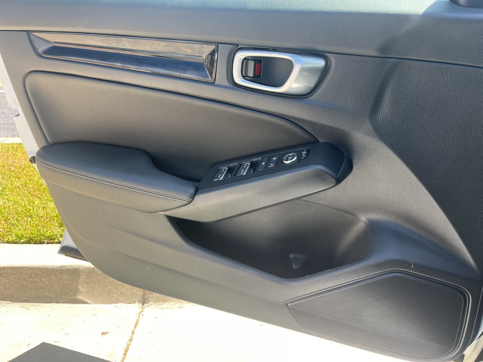 Used 2024 White Honda EX-L image 7