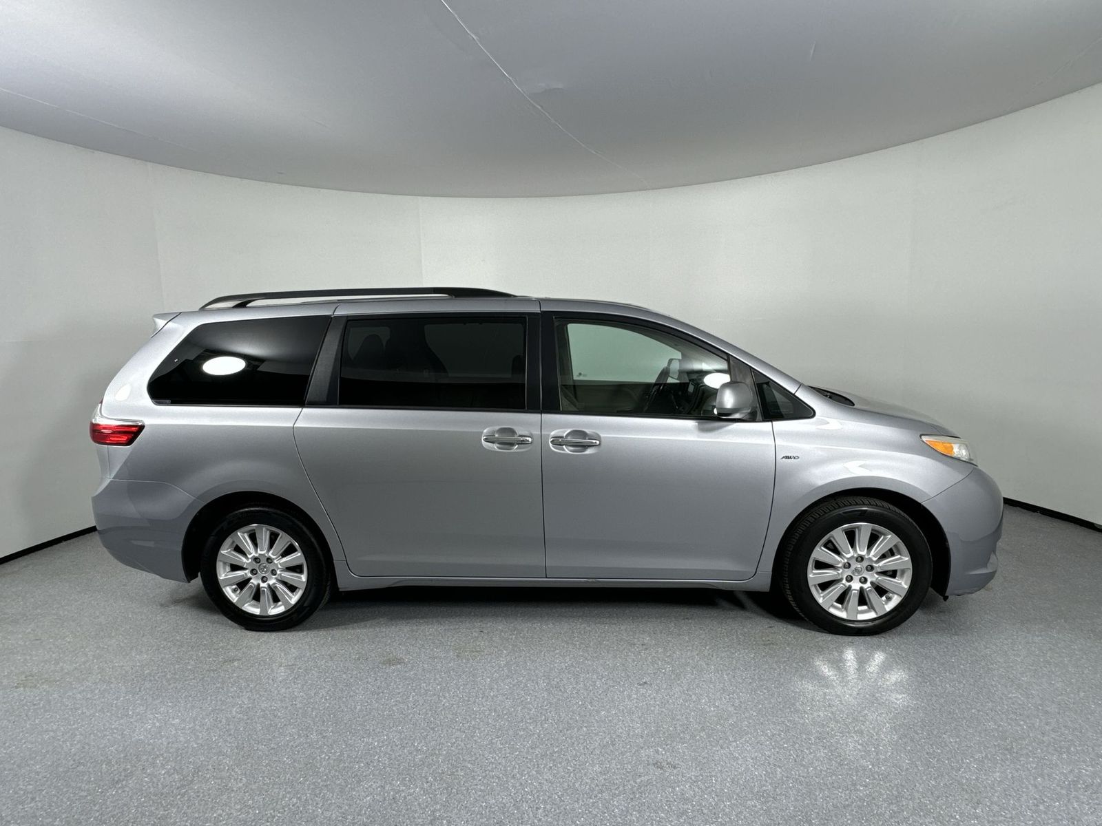 2016 Toyota Sienna Limited 35