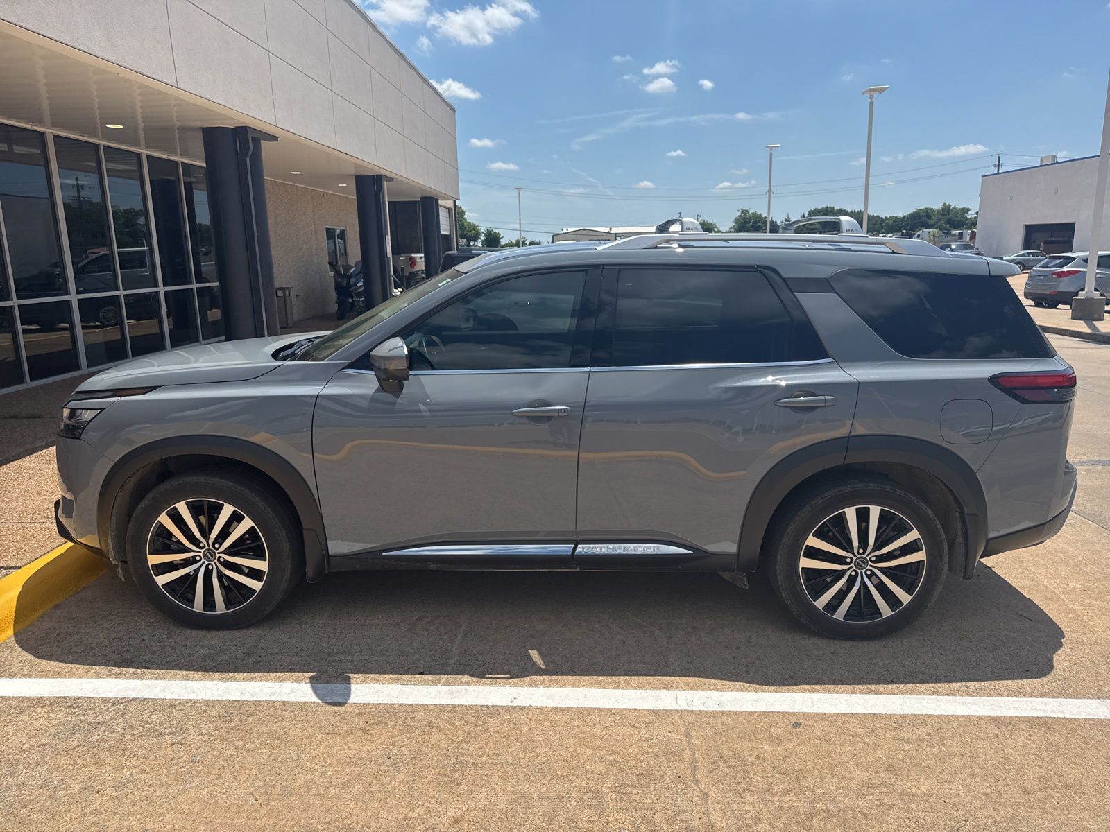 View vehicle photo 4