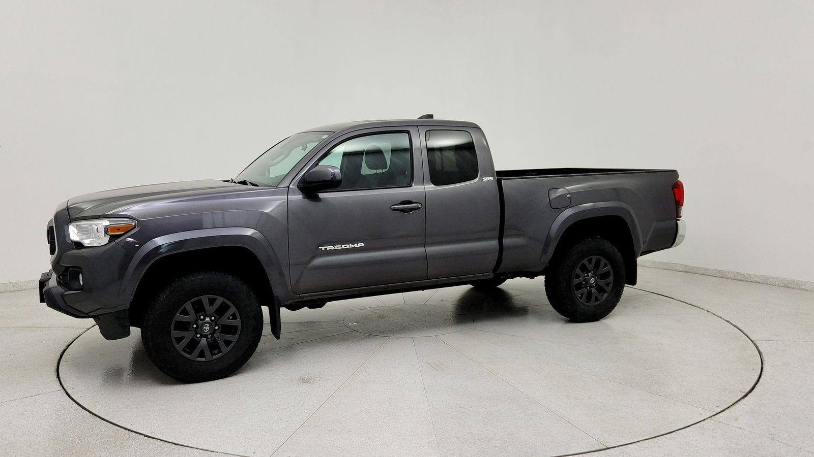 Used 2020 Gray Toyota SR5 image 3