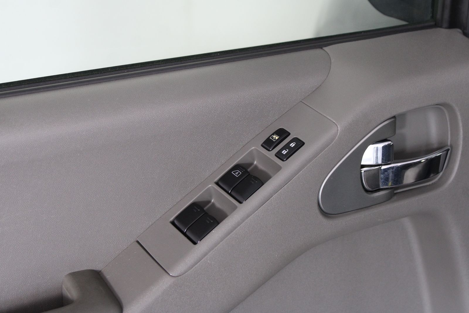Used 2010 Black Nissan SE image 17