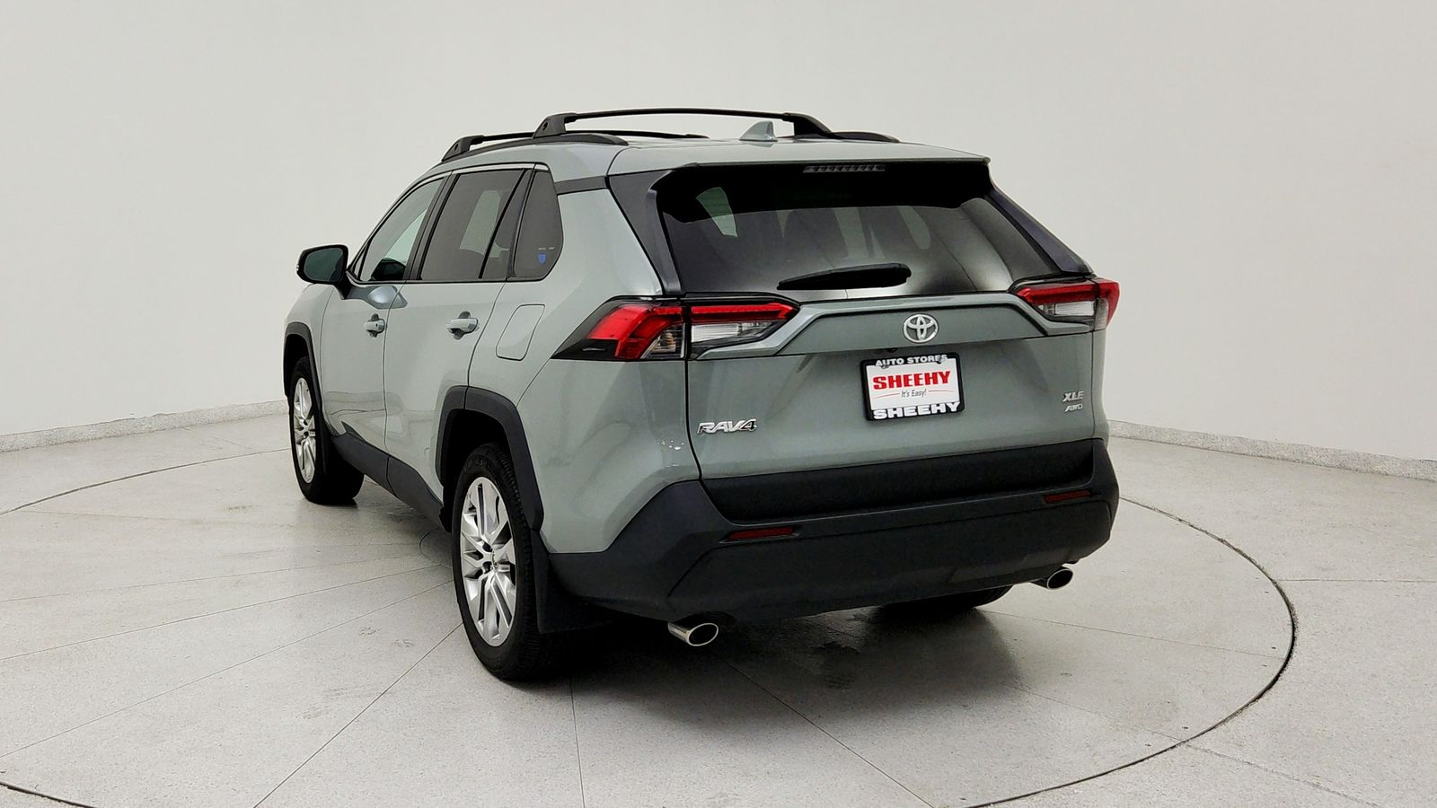 Used 2023  Toyota XLE Premium image 5