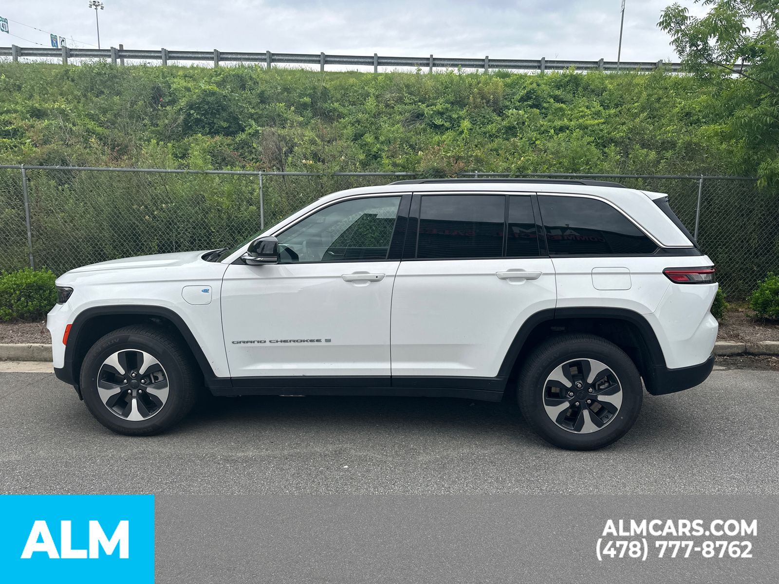 Used 2024 White Jeep 4xe image 10