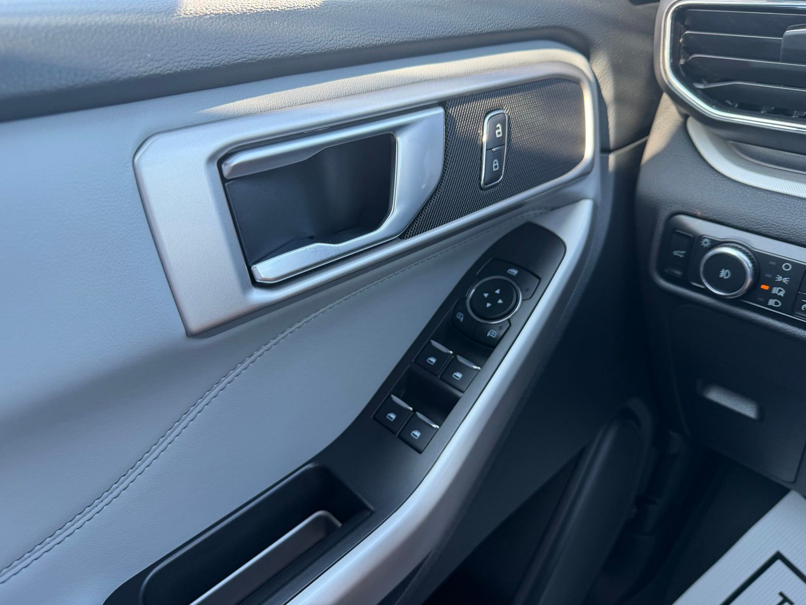 2024 Ford Explorer image 27