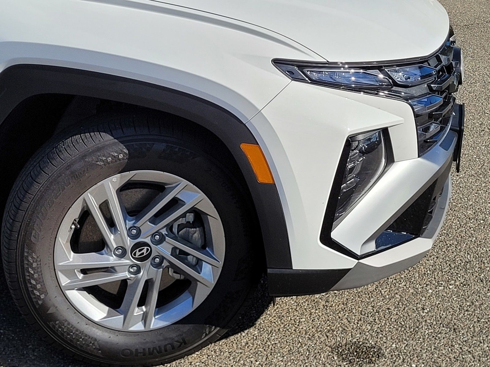 2025 Hyundai Tucson SE - Photo 16