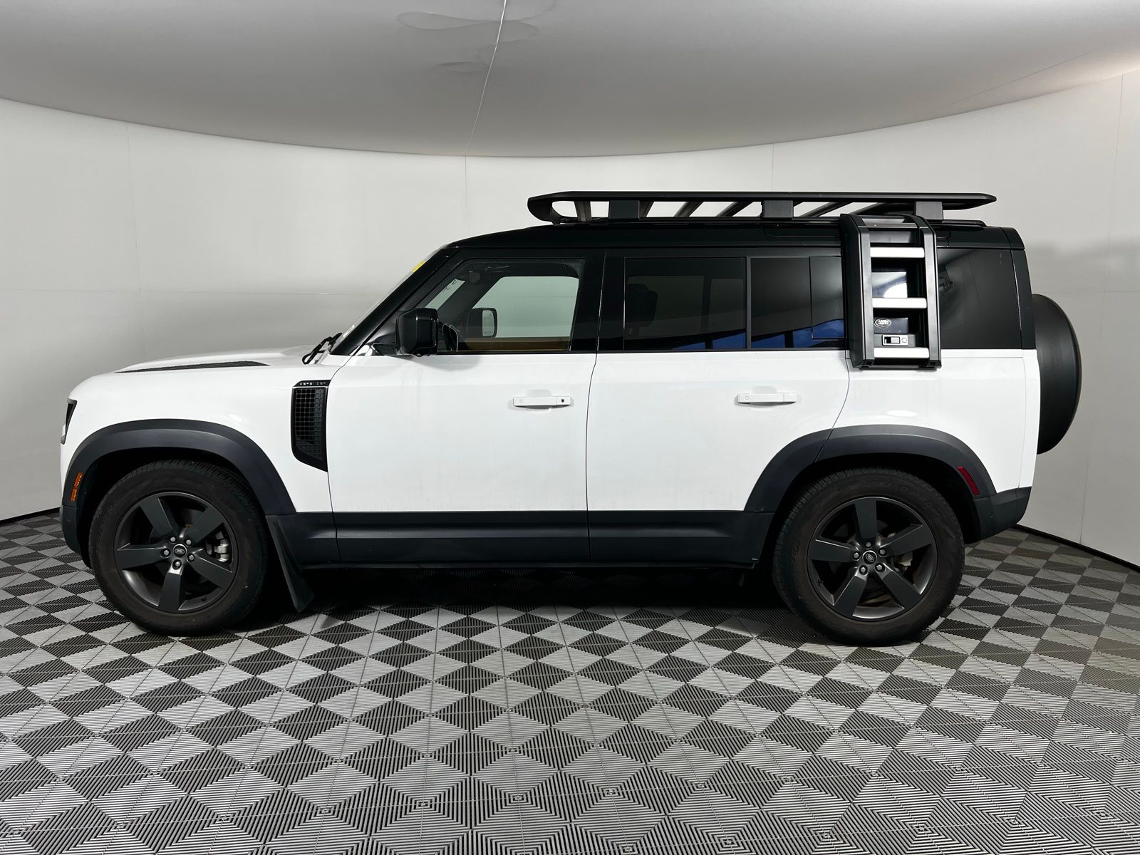 Thumbnail: 2023 Land Rover Defender - 8