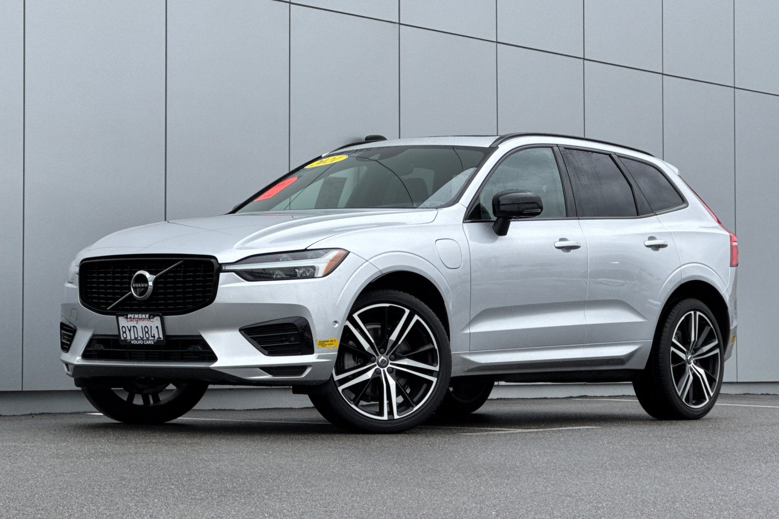 2021 Volvo XC60 Hybrid Plug-in Recharge R-Design eAWD