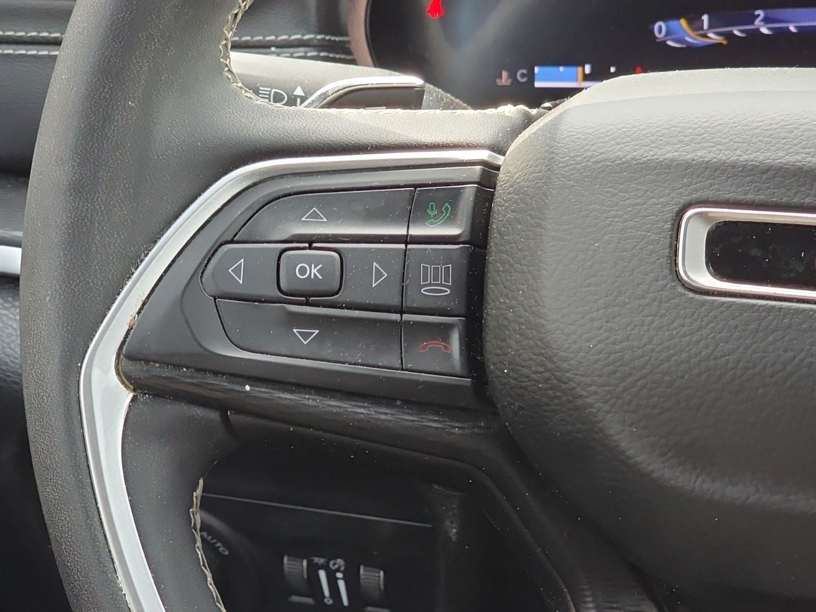 Used 2023 Red Jeep Altitude image 36