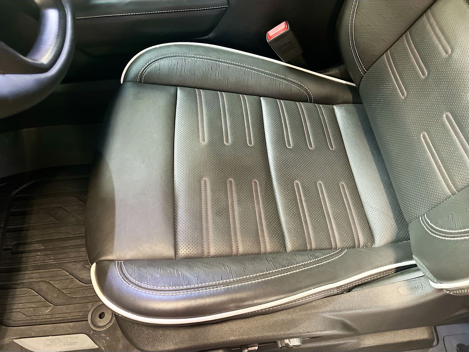 Used 2025 White GMC AT4X image 20