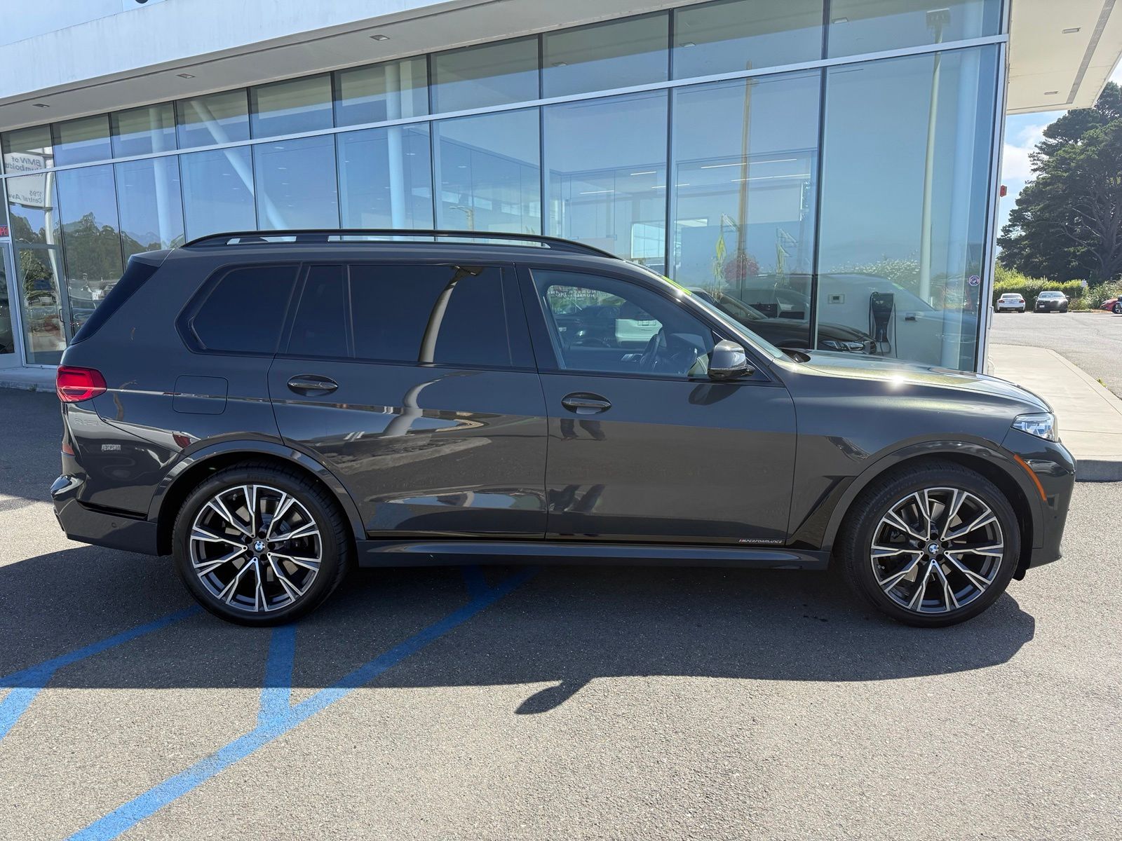 Used 2022 Gray BMW M50i image 9