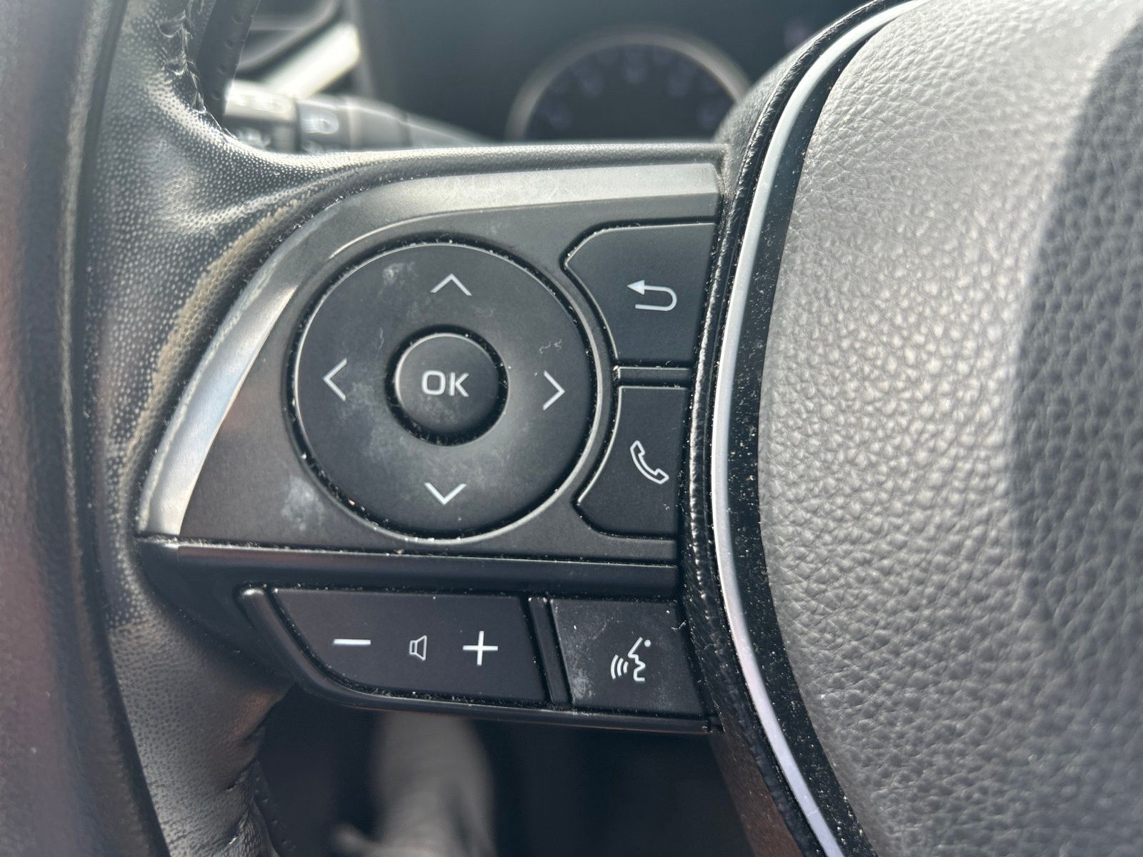 Used 2020 White Toyota XLE Premium image 24