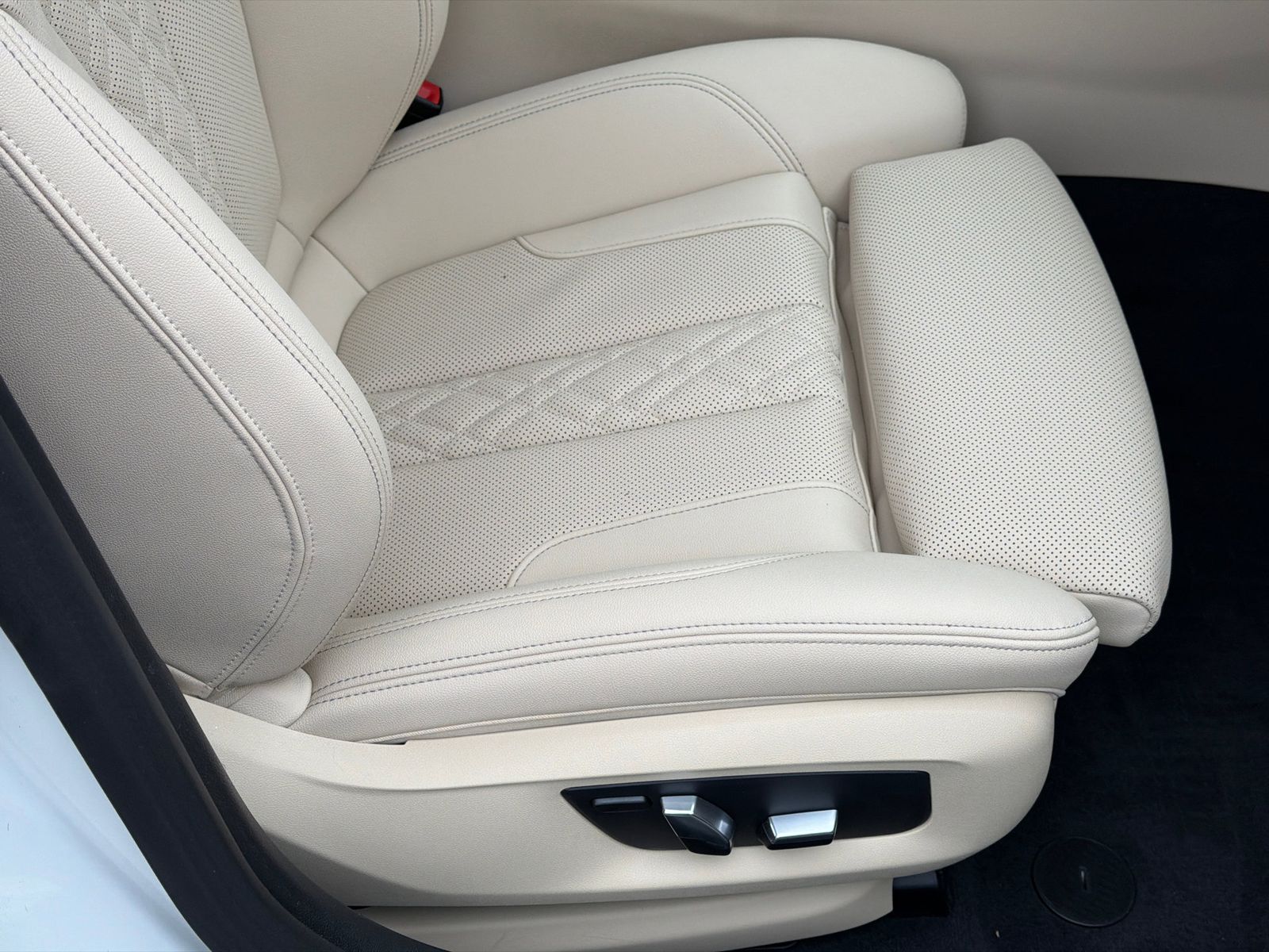 Used 2023 Alpine White BMW 540i xDrive image 32