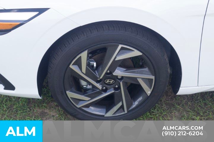 Used 2025 White Hyundai SEL Sport image 12