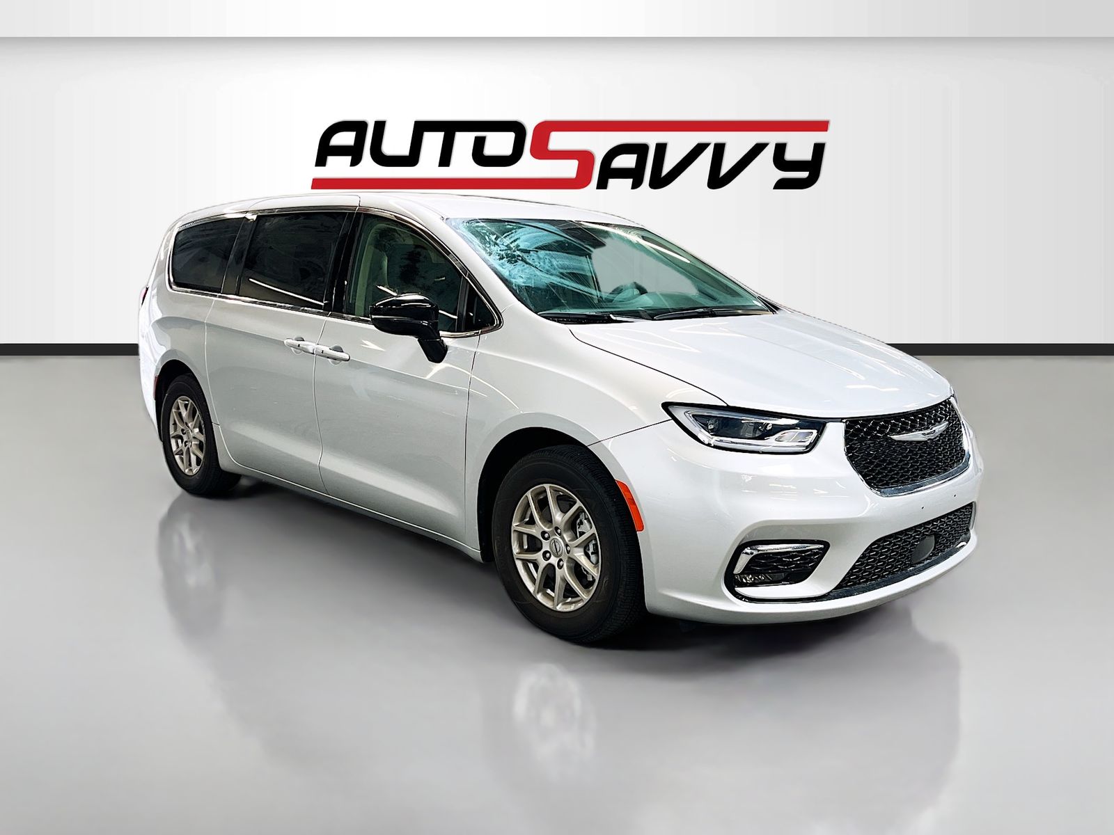 2024 Chrysler Pacifica Touring L's photo