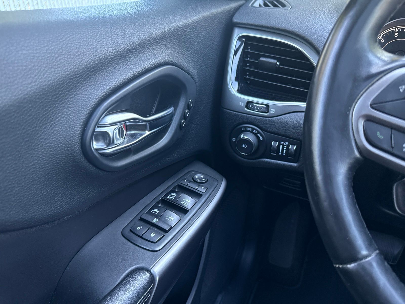Used 2019 Bright White Clearcoat Jeep Limited image 21
