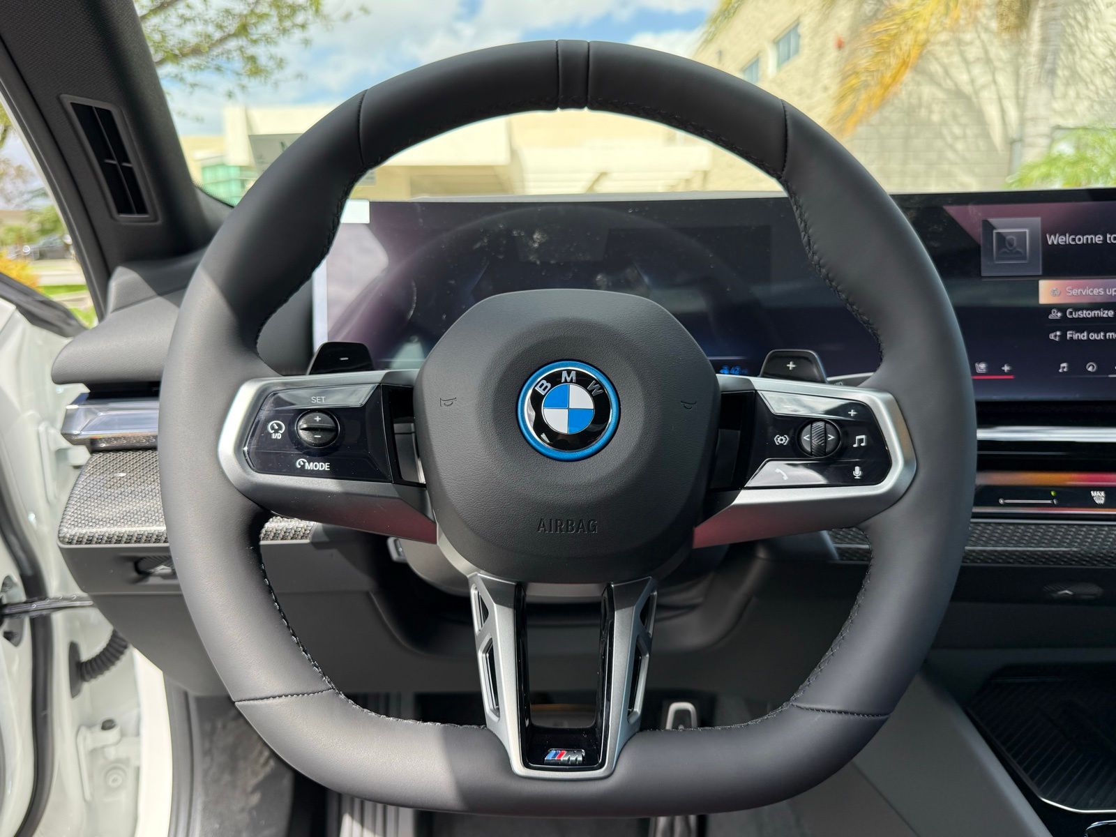 New 2027 White BMW 550e xDrive image 23