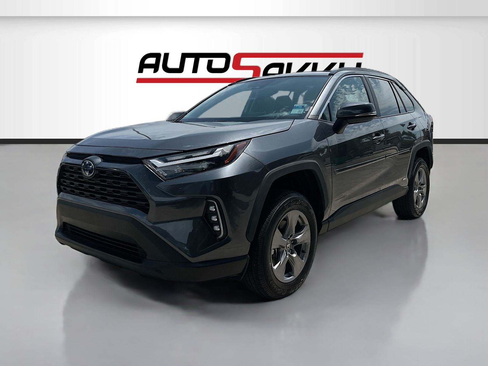 Used 2025 Gray Toyota XLE image 3