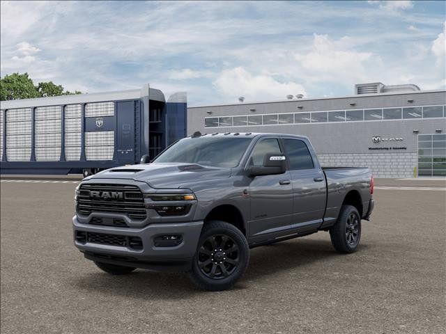 2026 RAM 2500 Laramie Crew Cab 4WD Gris (Ceramic Gray Clearcoat) Camioneta Todo terreno 8 velocidades Automática