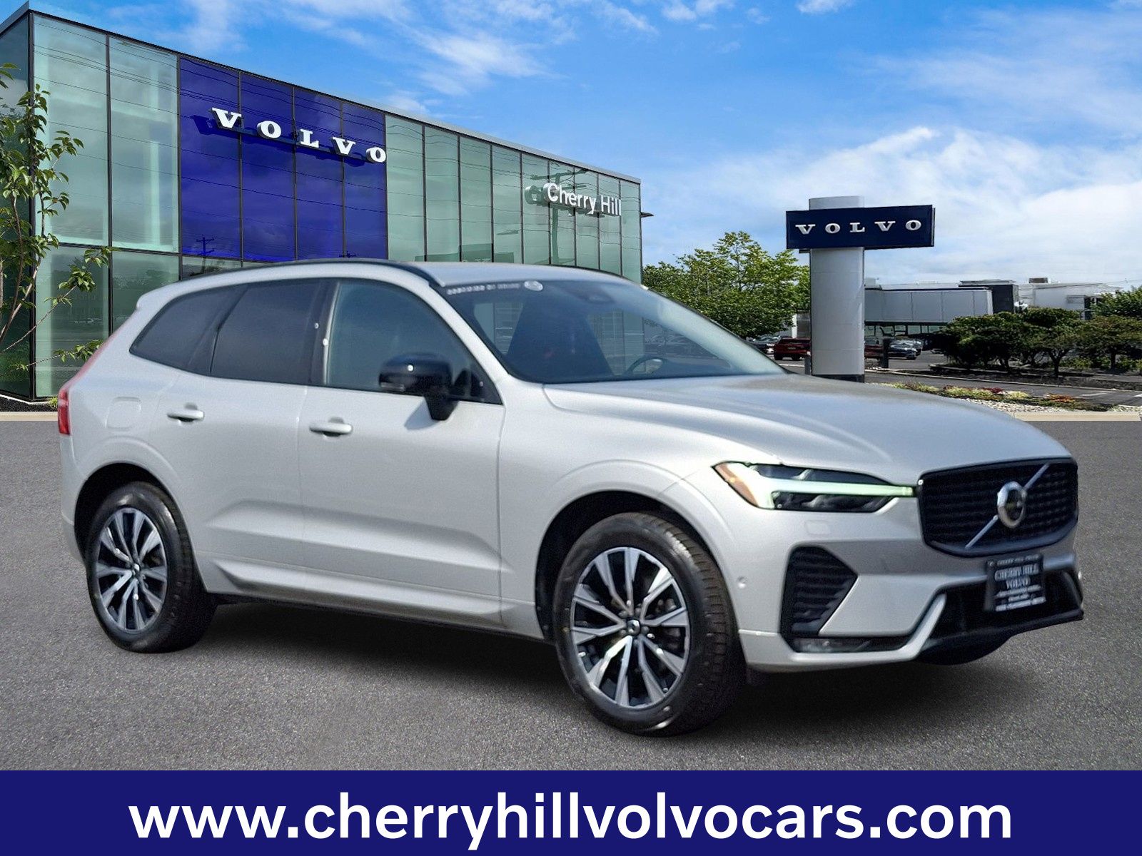 Silver 2023 Volvo XC60 B5 Plus Dark Theme AWD SUV / Crossover All-Wheel Drive Automatic
