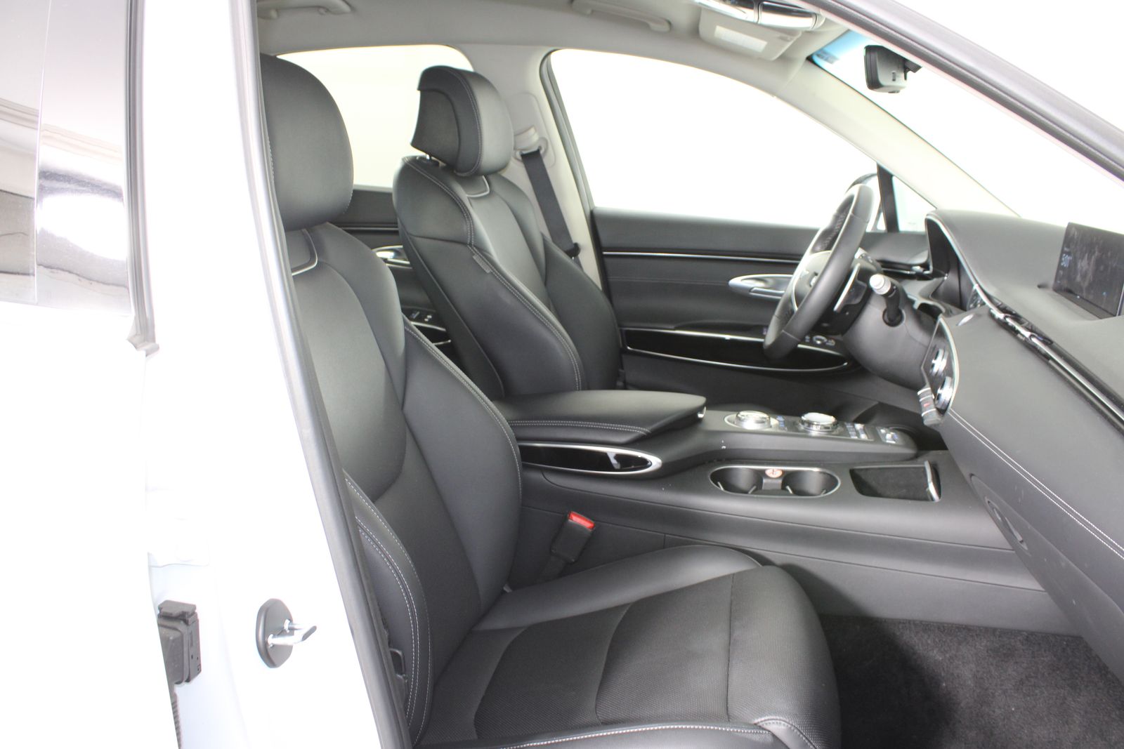 Used 2025 White Genesis 2.5T image 27