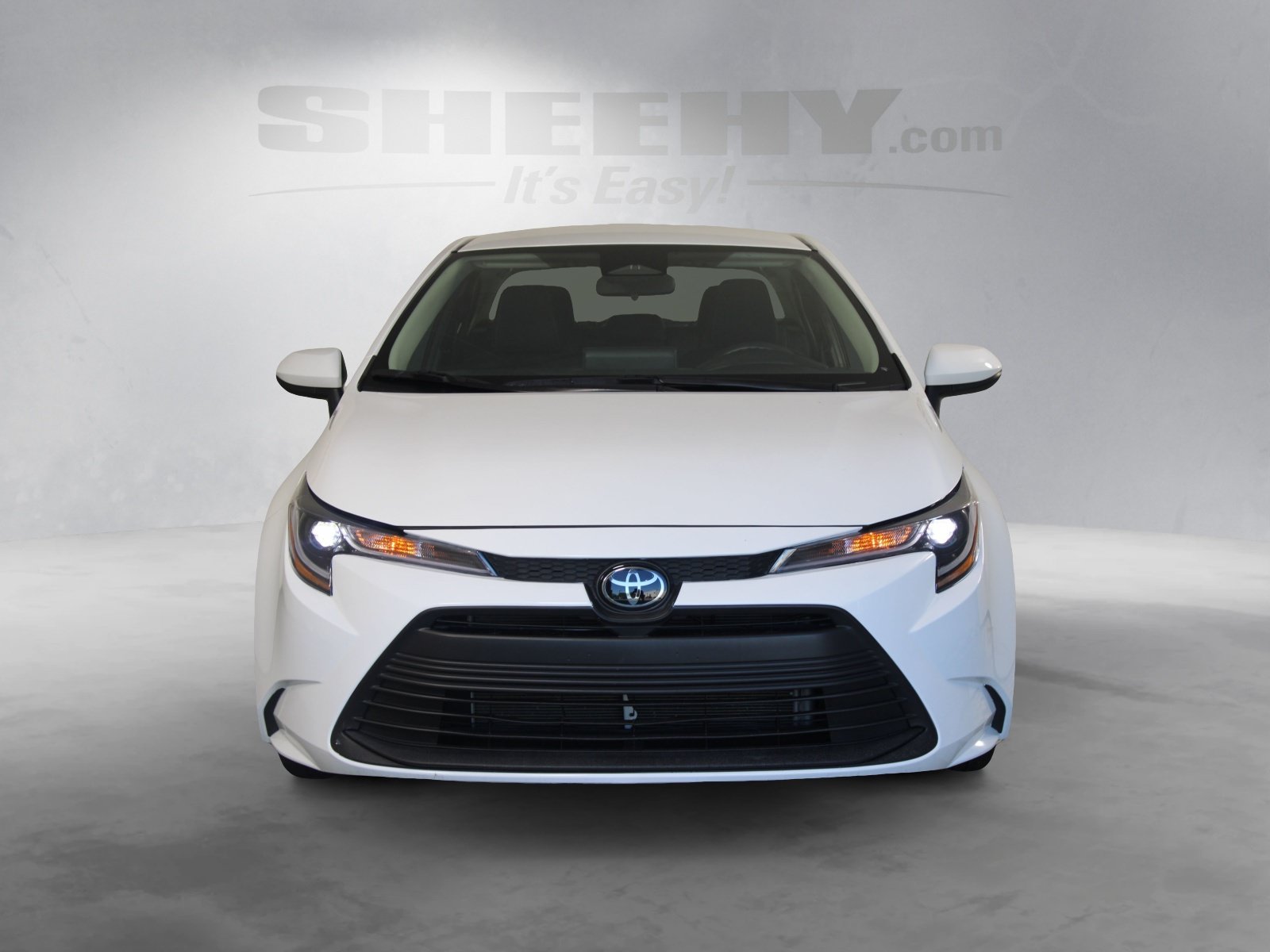 Used 2025 White Toyota LE image 17