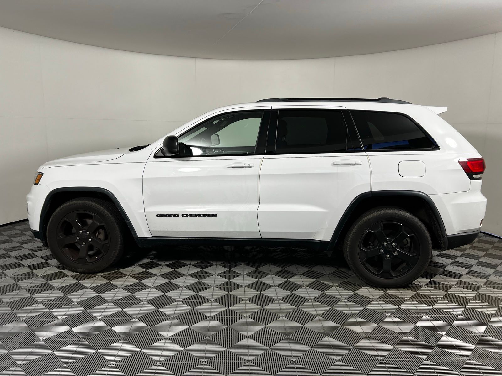 Thumbnail: 2018 Jeep Grand Cherokee - 8