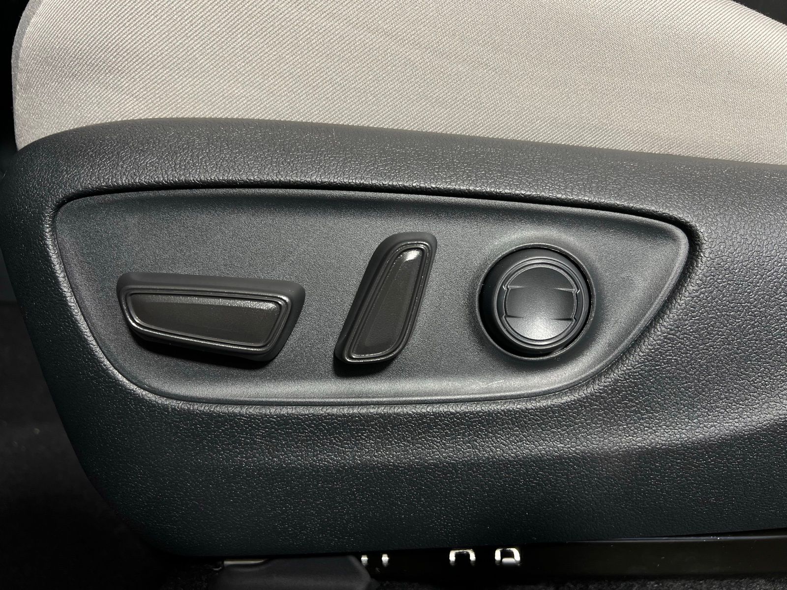 Thumbnail: 2025 Toyota RAV4 - 11