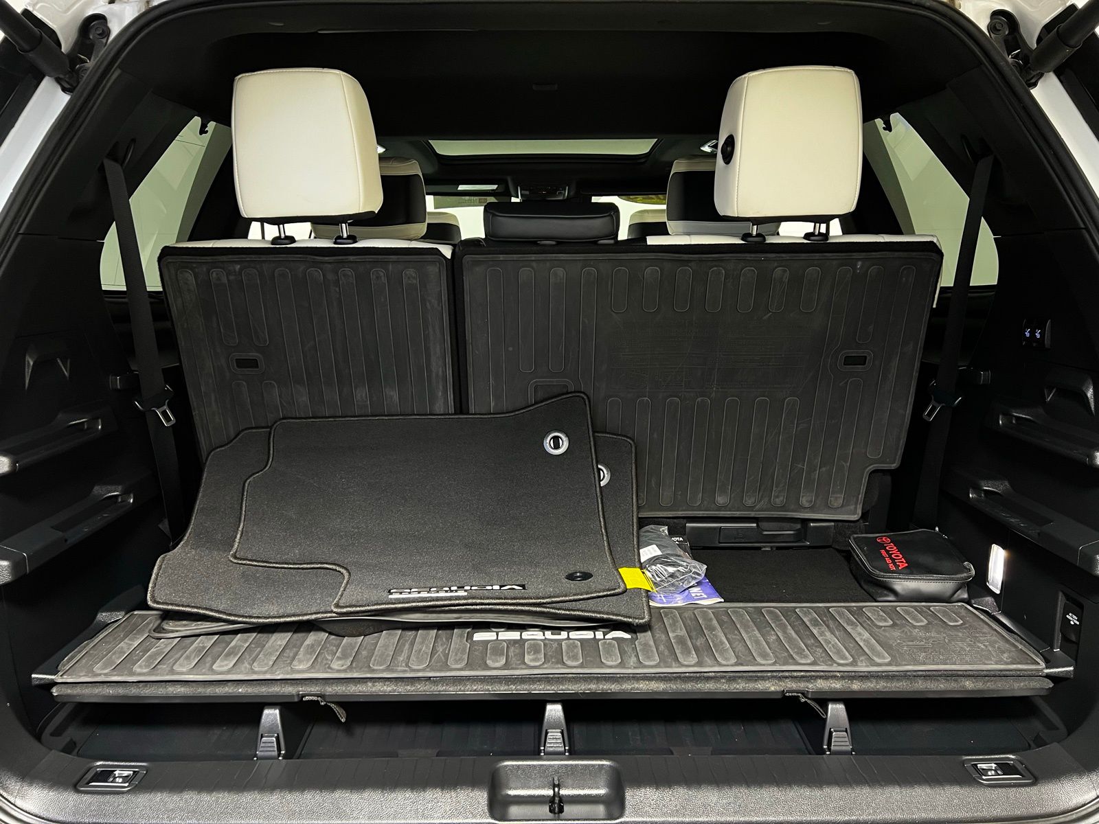 Thumbnail: 2023 Toyota Sequoia - 32