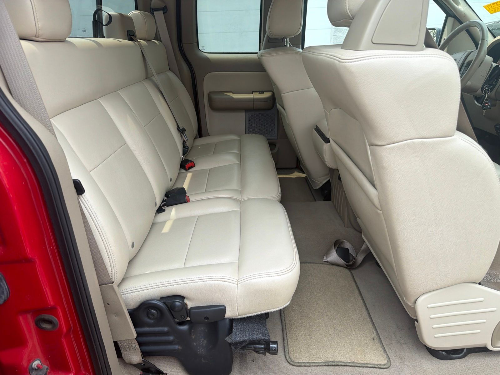 Used 2004  Ford Lariat image 25