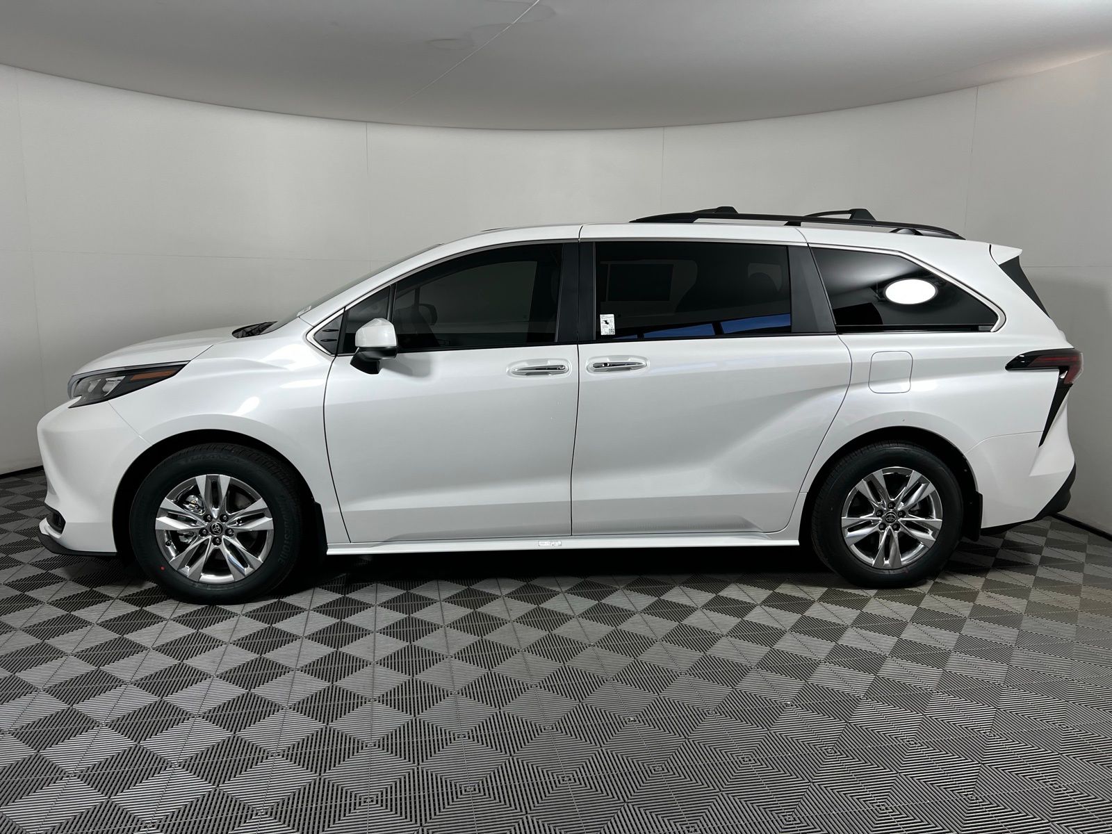 2025 Toyota Sienna XLE 19