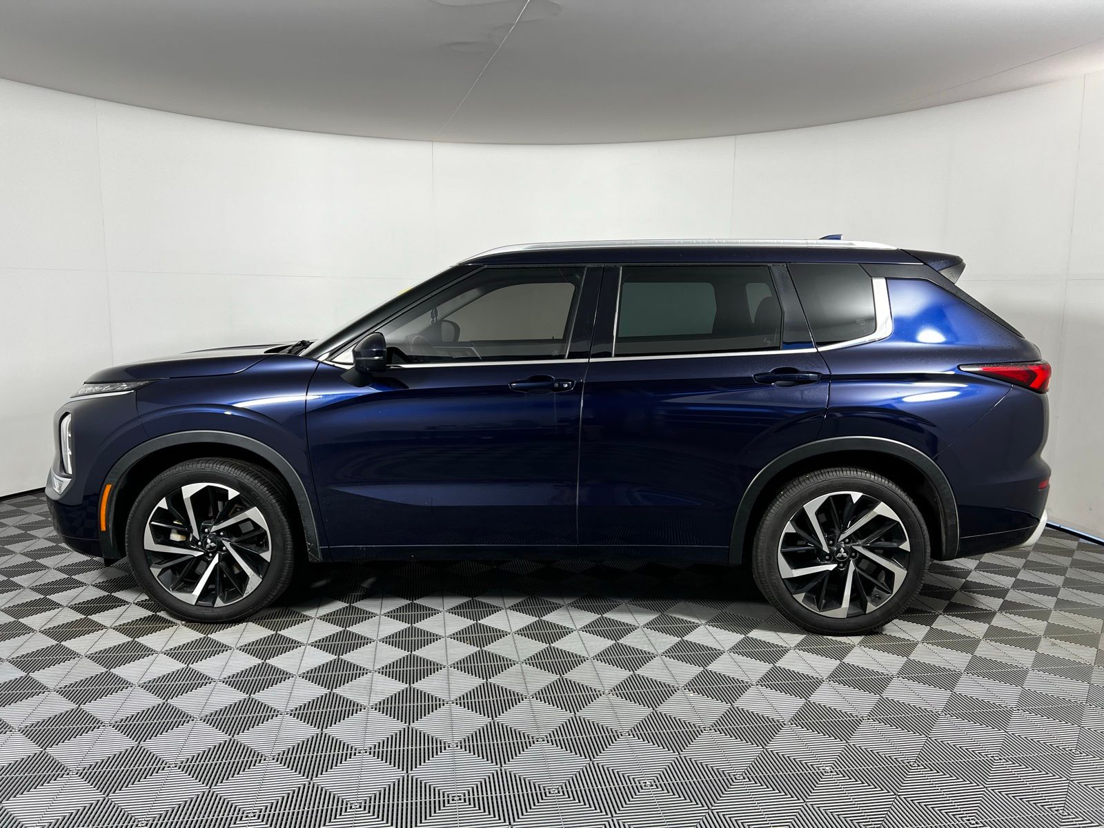 Thumbnail: 2022 Mitsubishi Outlander - 8