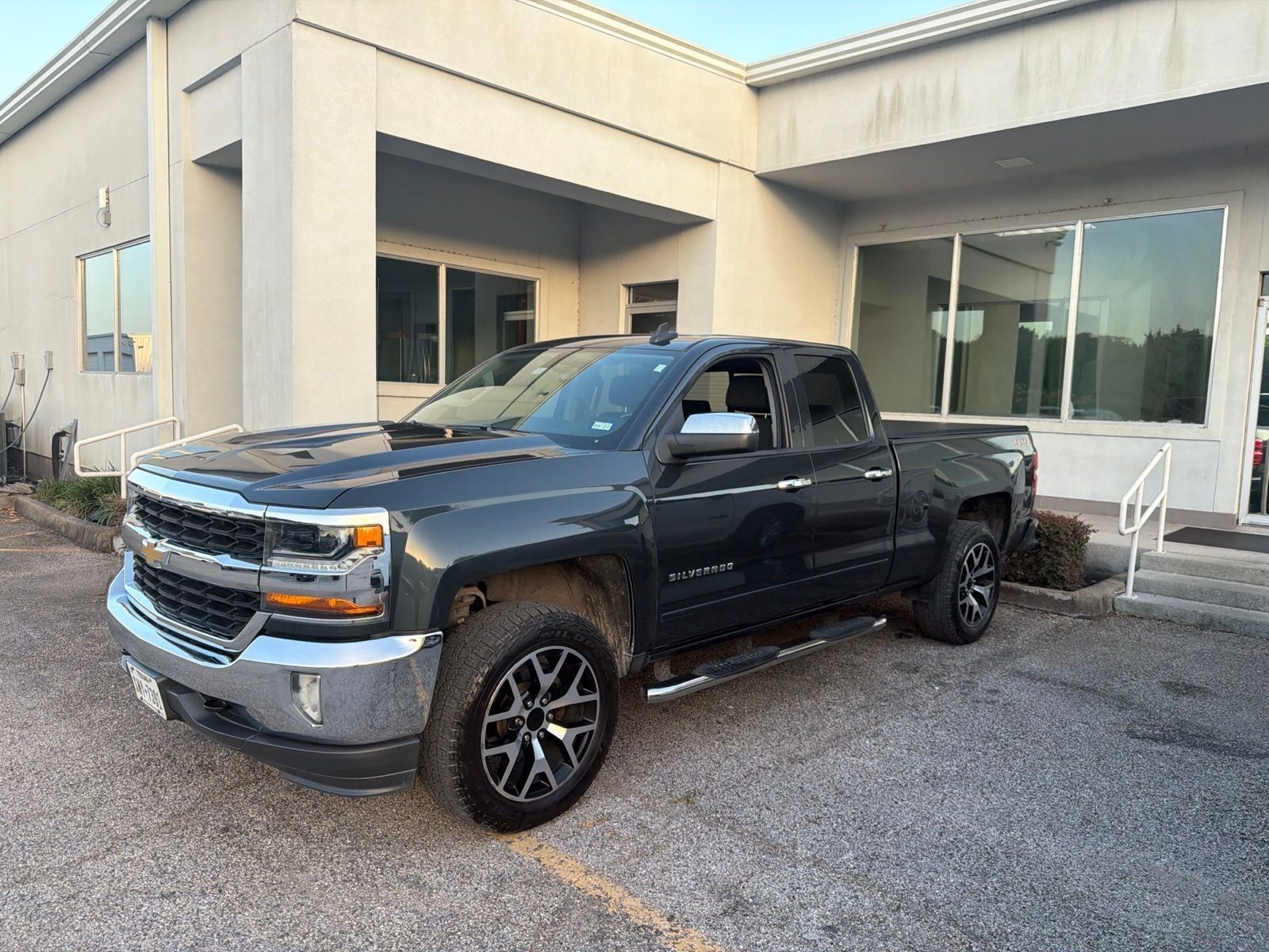 Gray (Graphite Metallic) 2018 Chevrolet Silverado 1500 Pickup Truck Four-Wheel Drive 6-Speed Automatic Overdrive