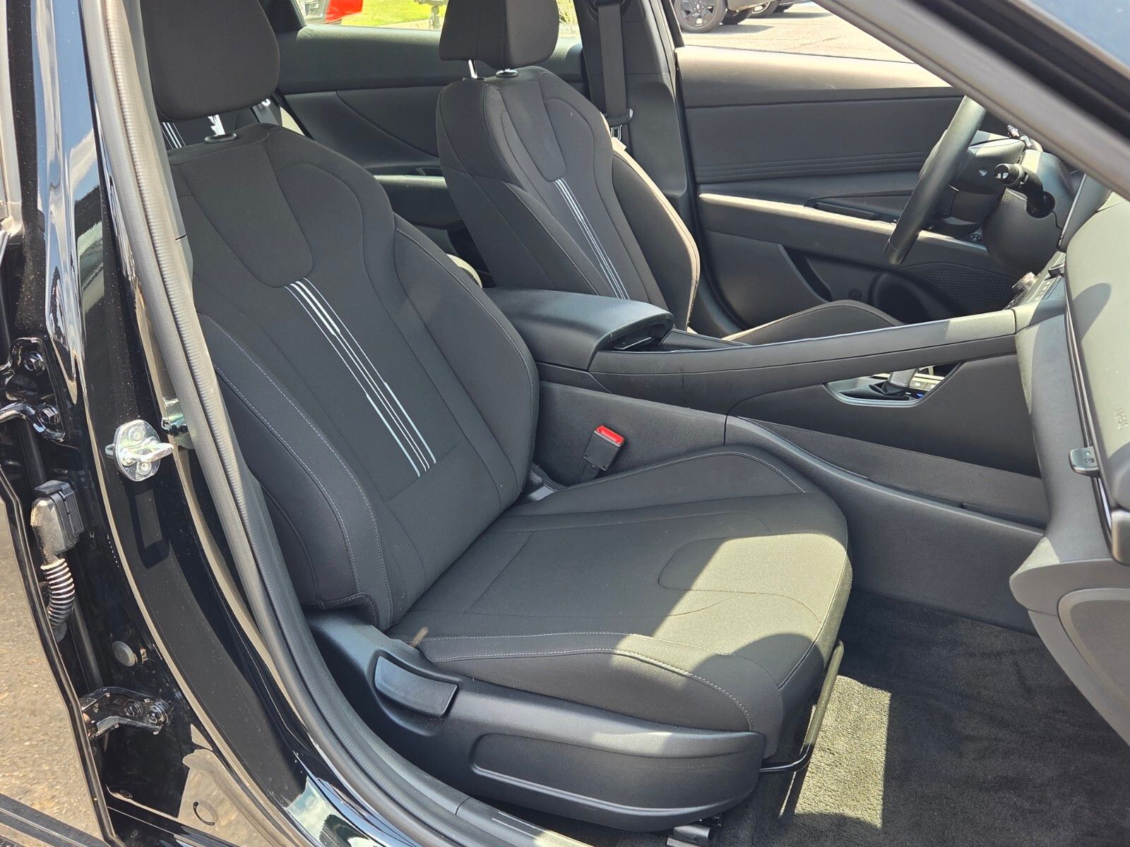 Used 2025 Black Hyundai SEL Sport image 16