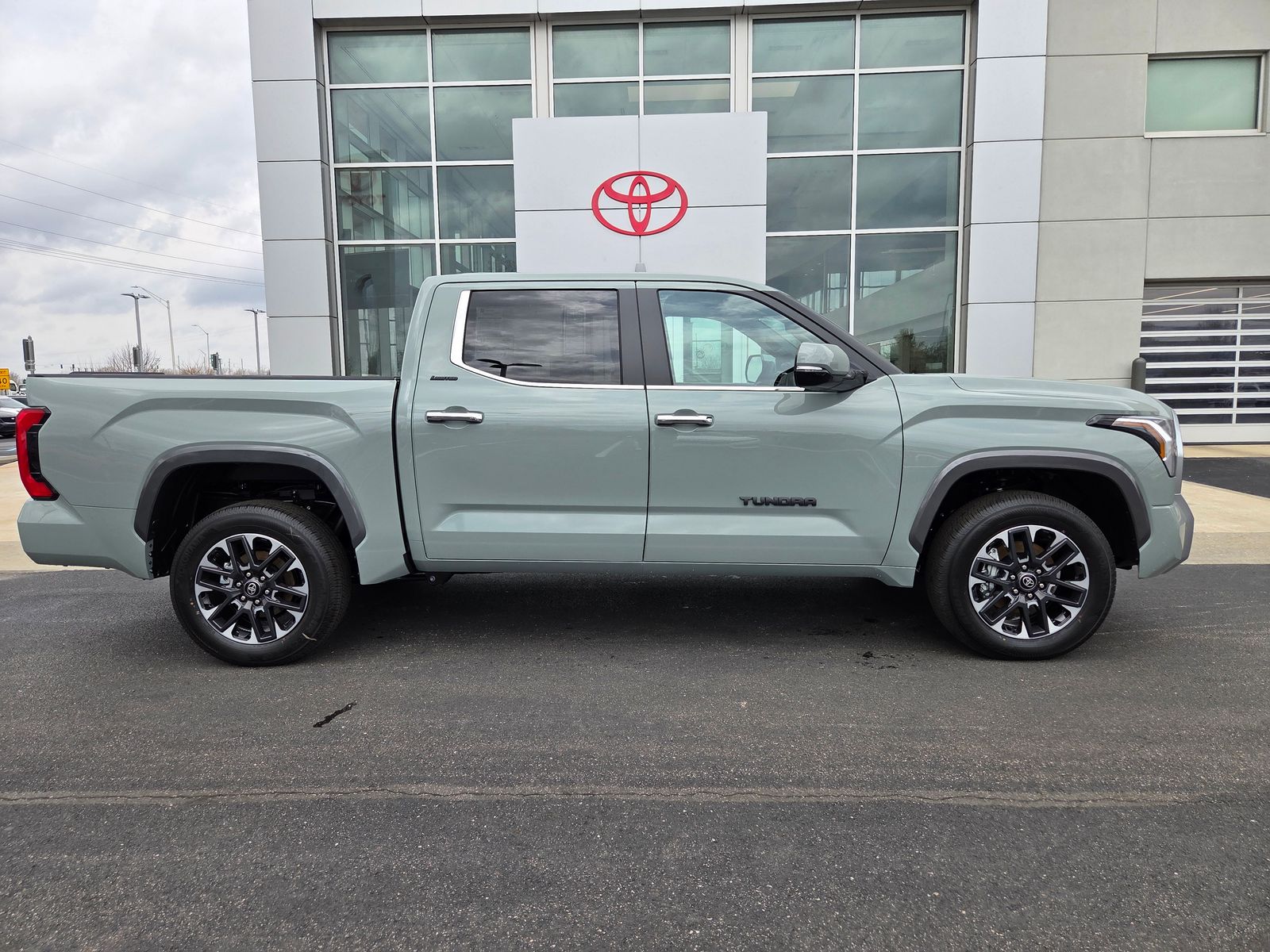 View vehicle photo 6