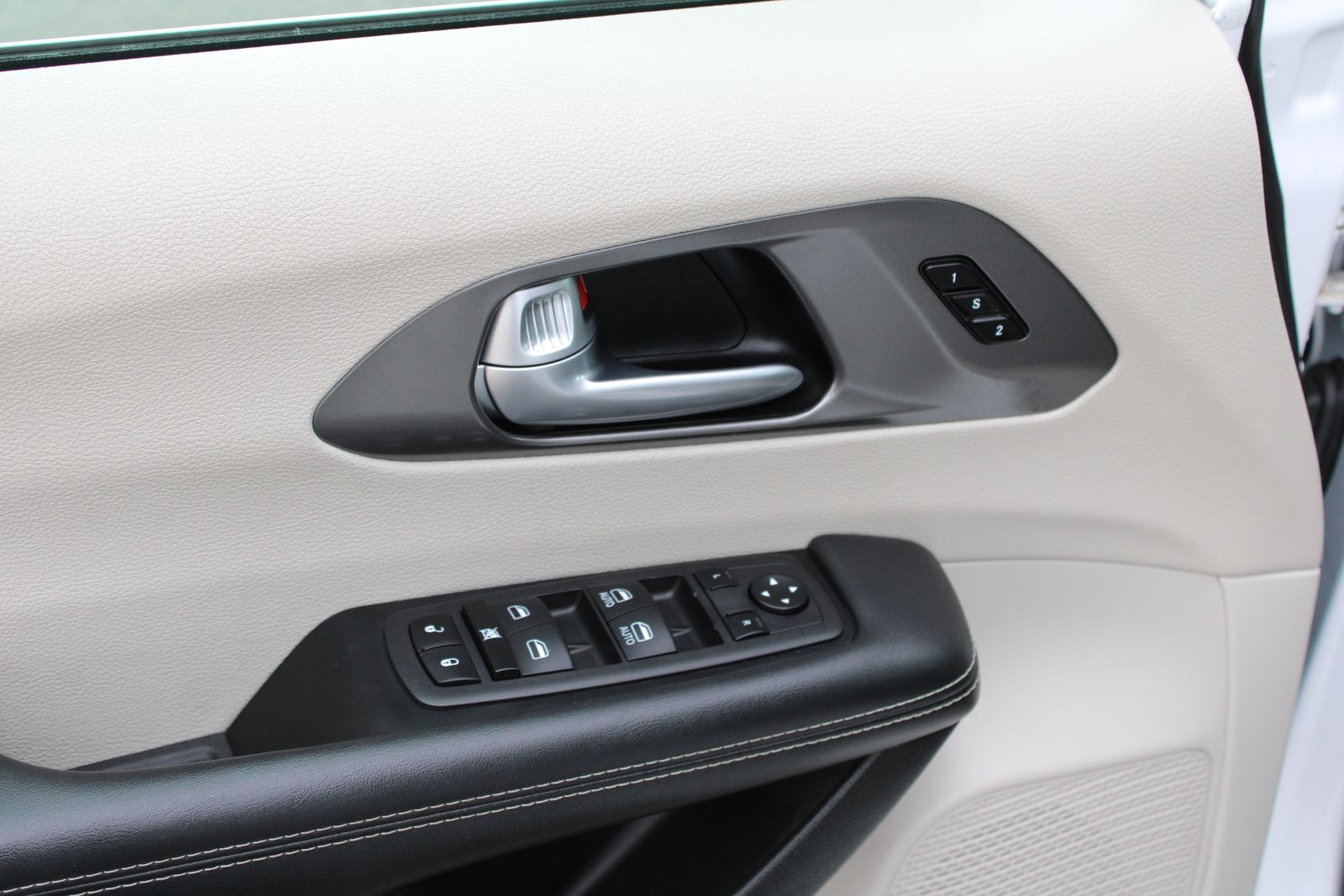 Used 2024 White Chrysler Touring L image 25