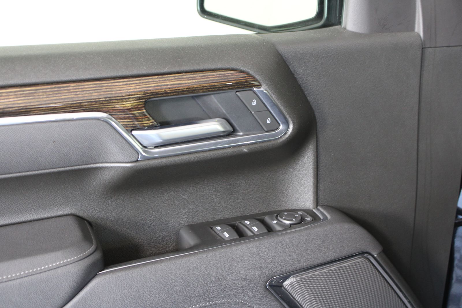 Used 2025 Silver GMC Elevation image 8