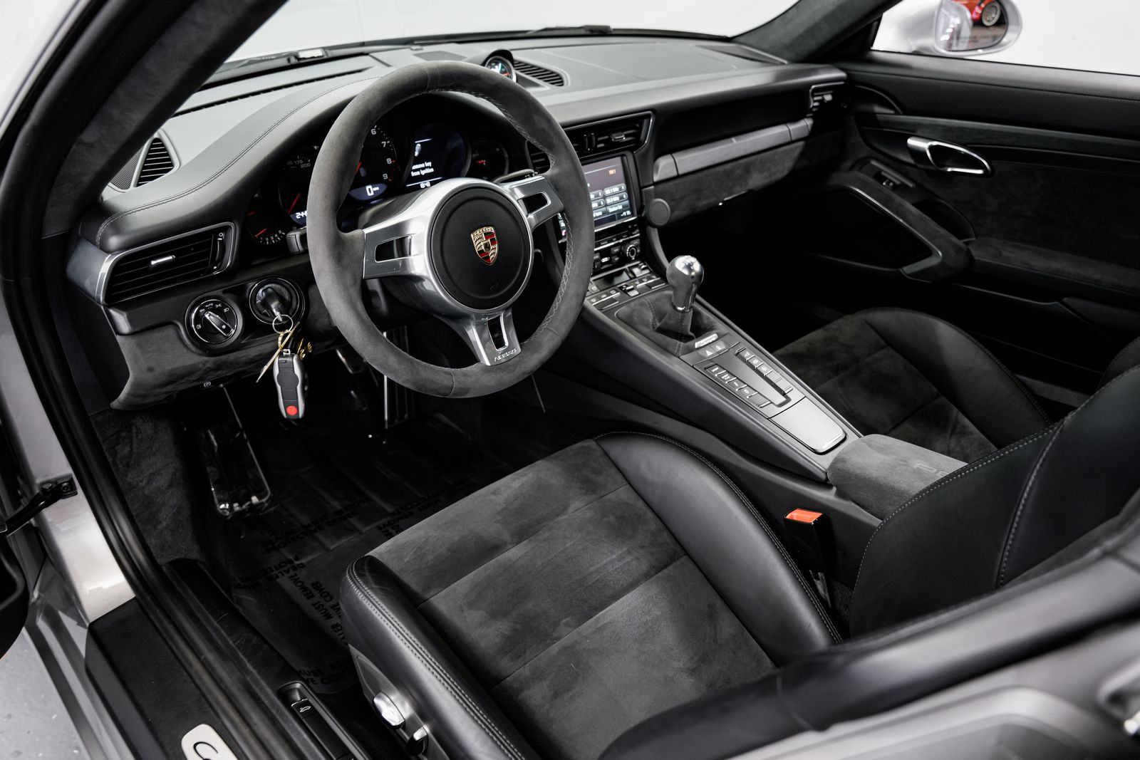 2015 Porsche 911 Carrera GTS — photo 9