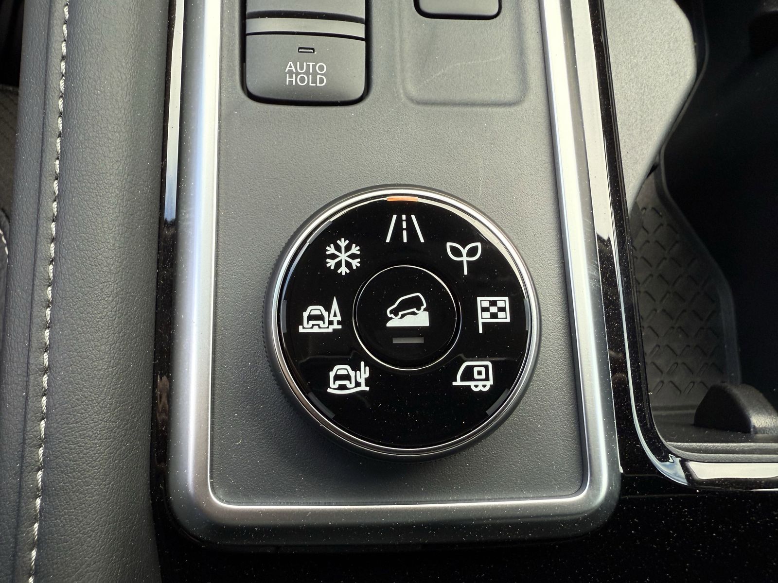 2025 Nissan Pathfinder SL photo 9
