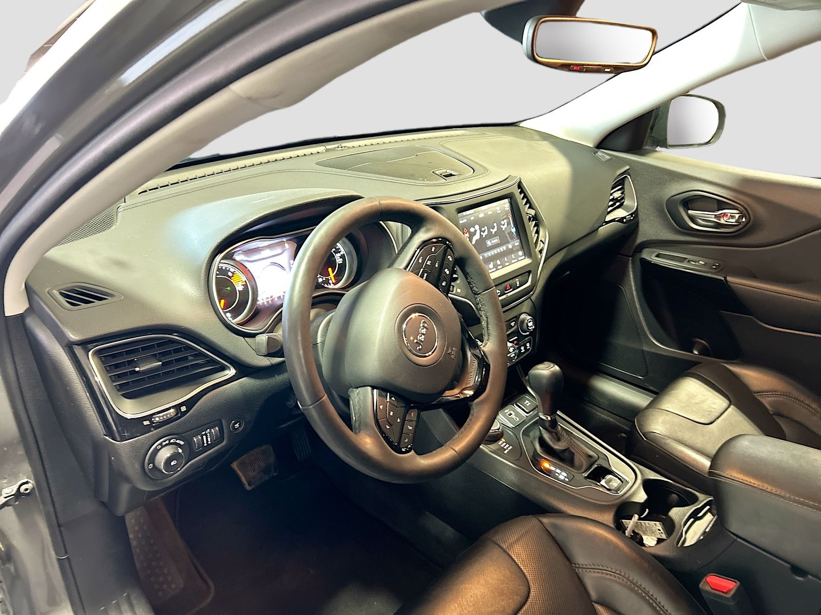 Used 2023 Gray Jeep Altitude image 9