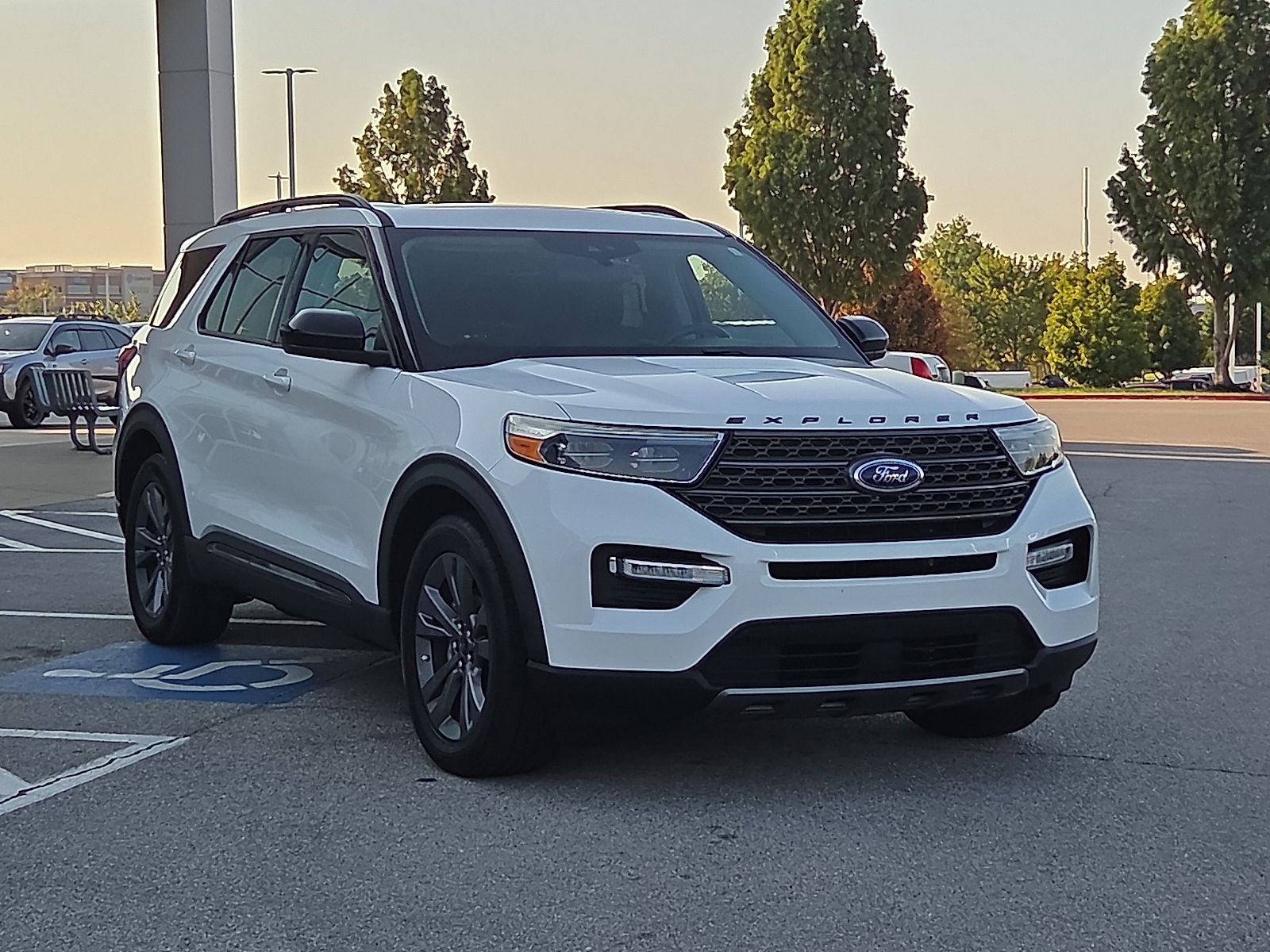 Star White Metallic Tri-Coat 2022 Ford Explorer SUV / Crossover Rear-Wheel Drive Automatic