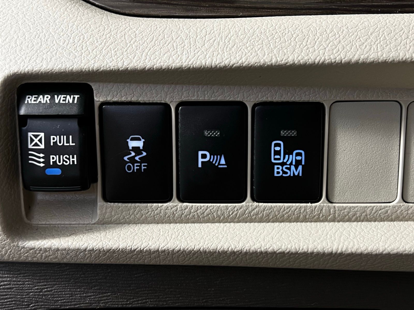 2016 Toyota Sienna XLE 23