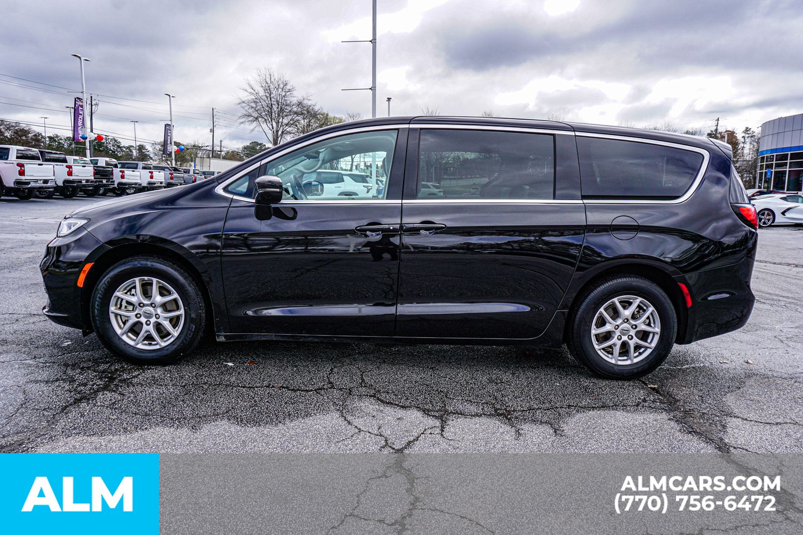 Used 2024 Black Chrysler Touring L image 9