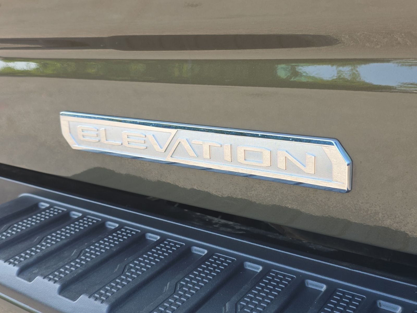 Used 2023 Brown GMC Elevation image 27
