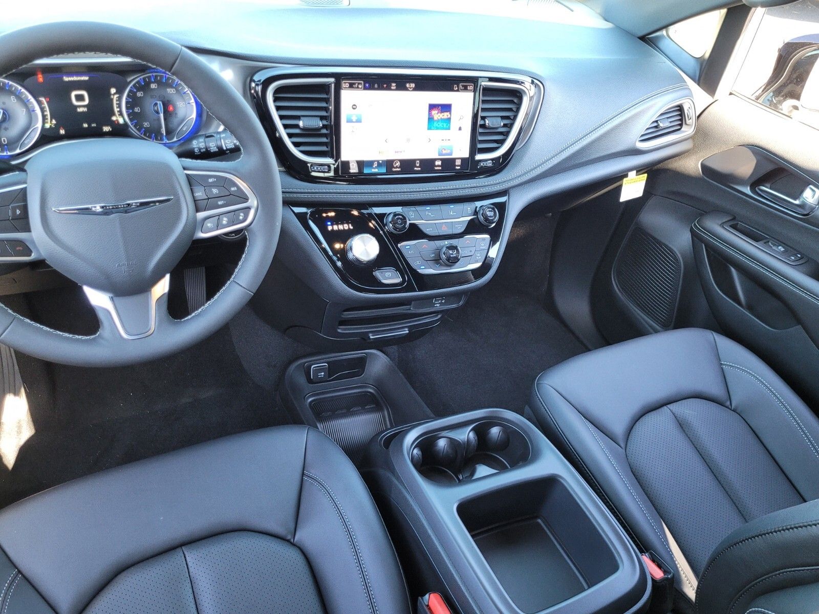 2026 Chrysler Pacifica photo 4